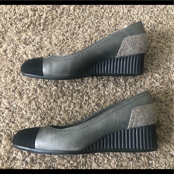 Chanel CC grey/black cap toe wedges - Picture 5 of 8